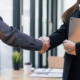 Empresa analizando una página web para aumentar clientes y mejorar su posicionamiento en Google