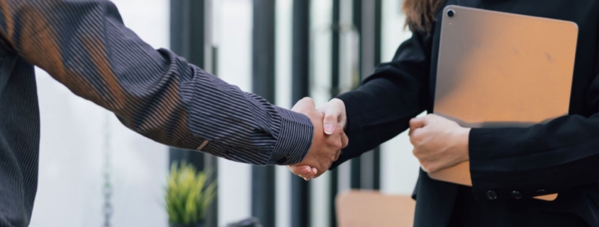 Empresa analizando una página web para aumentar clientes y mejorar su posicionamiento en Google